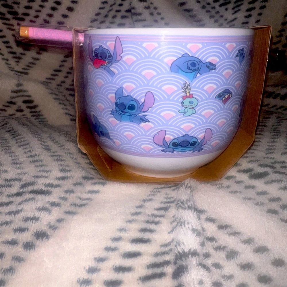 Rare Stitch ramen cup with chop sticks
